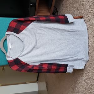 Flannel-sleeved light grey long sleeve shirt